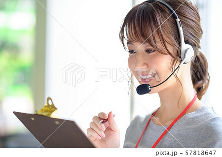 オペレーター　コールセンター　オフィス　女性　カジュアル 57818647