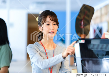 オフィス　女性　ビジネス　カジュアル 57818881
