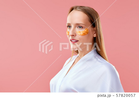 Beautiful lady with mask for the skin  57820057