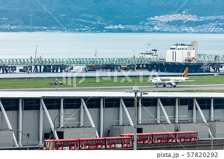 ウイングシャトルと旅客機 関西国際空港 大阪 57820292