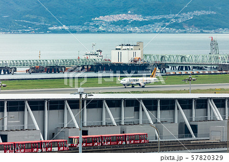 ウイングシャトルと旅客機 関西国際空港 大阪 ウイングシャトルと旅客機 関西国際空港 大阪 57820329