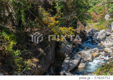 昇仙峡 秋 紅葉 渓流 遊歩道 甲府市 山梨県 日本 昇仙峡 秋 紅葉 渓流 遊歩道 甲府市 山梨県 日本 57820752