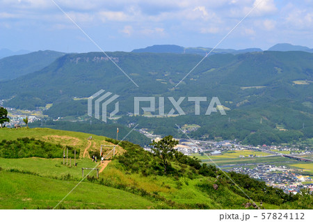 大分県　玖珠町　伐株山（きりかぶさん）山頂の景観　家族のレジャースポット、パラグライダーのメッカ 57824112