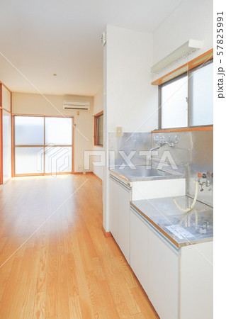 転入前・転出後の何もない部屋 57825991