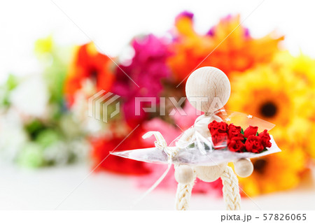 プロポーズ　プレゼント　カップル　贈り物　告白 57826065