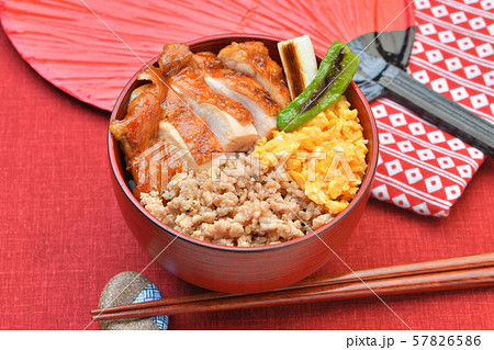 焼鳥丼、鶏モモ肉の照り焼き丼、3色丼(三色丼)、テリヤキ+鶏そぼろ+炒り卵、焼きネギと焼きししとう。 焼鳥丼、鶏モモ肉の照り焼き丼、3色丼(三色丼)、テリヤキ+鶏そぼろ+炒り卵、焼きネギと焼きししとう。 57826586