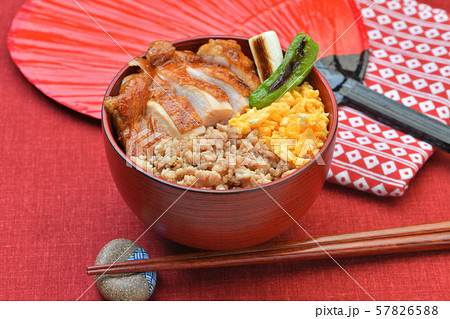 焼鳥丼、鶏モモ肉の照り焼き丼、3色丼（三色丼）、テリヤキ+鶏そぼろ+炒り卵、焼きネギと焼きししとう。 57826588