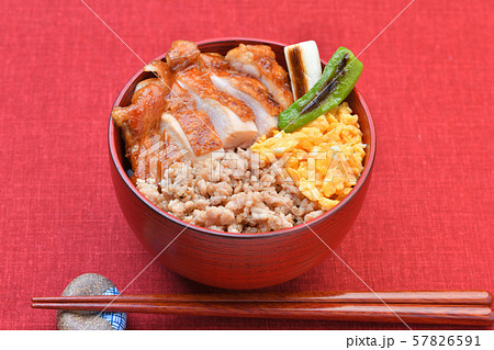 焼鳥丼 鶏モモ肉の照り焼き丼 3色丼 三色丼 テリヤキ 鶏そぼろ 炒り卵 焼きネギと焼きししとう の写真素材