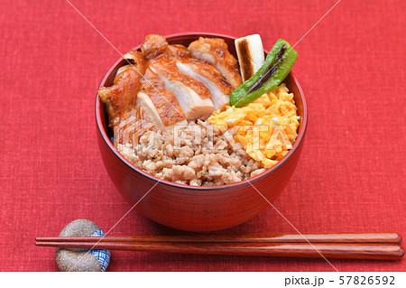 焼鳥丼、鶏モモ肉の照り焼き丼、3色丼(三色丼)、テリヤキ+鶏そぼろ+炒り卵、焼きネギと焼きししとう。 焼鳥丼、鶏モモ肉の照り焼き丼、3色丼(三色丼)、テリヤキ+鶏そぼろ+炒り卵、焼きネギと焼きししとう。 57826592