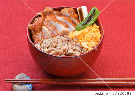 焼鳥丼、鶏モモ肉の照り焼き丼、3色丼(三色丼)、テリヤキ+鶏そぼろ+炒り卵、焼きネギと焼きししとう。 焼鳥丼、鶏モモ肉の照り焼き丼、3色丼(三色丼)、テリヤキ+鶏そぼろ+炒り卵、焼きネギと焼きししとう。 57826593