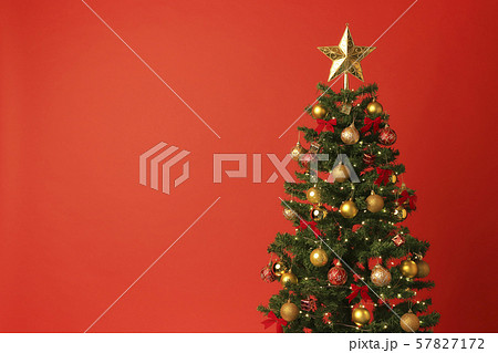 クリスマスツリー クリスマスカラー 赤の写真素材