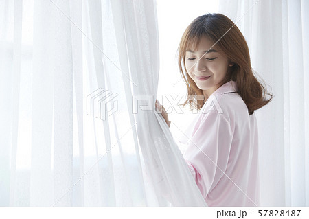 女性　ライフスタイル　パジャマ 57828487