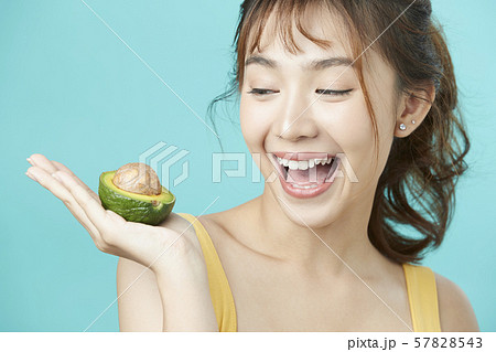 女性　ビューティー　ビタミン　 57828543