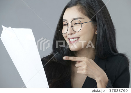 女性　ビジネス 57828760