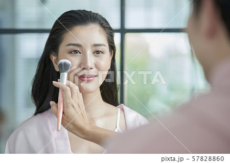 女性　ビューティー　メイクアップ 57828860
