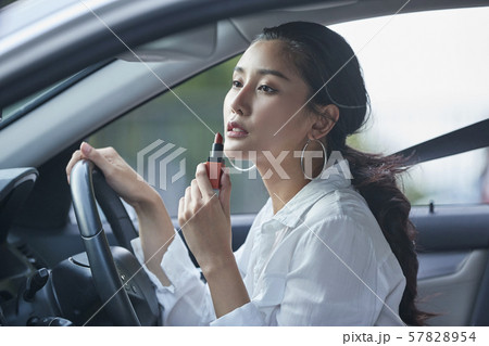 女性　ビジネス　運転 57828954
