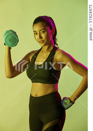 女性 スポーツ アスリート 女性 スポーツ アスリート 57828975