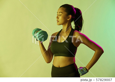 女性　スポーツ　アスリート 57829007