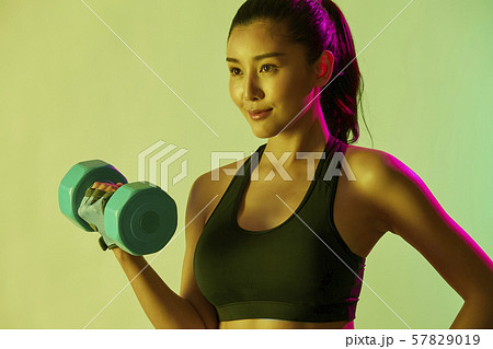 女性　スポーツ　アスリート 57829019