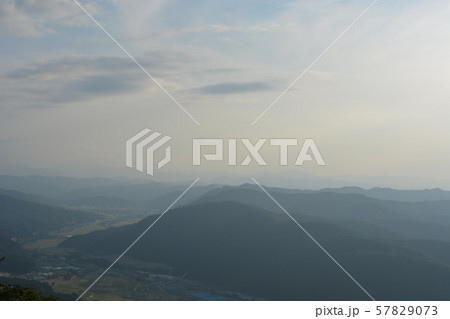 連なる山並みと夕暮れ 連なる山並みと夕暮れ 57829073
