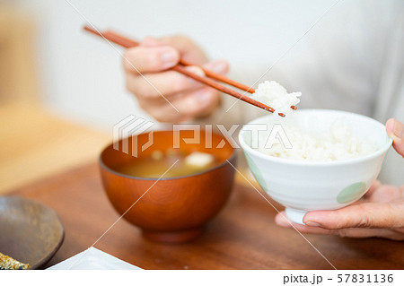 シニア 食事をするシニア女性の手元  おばあちゃん 57831136