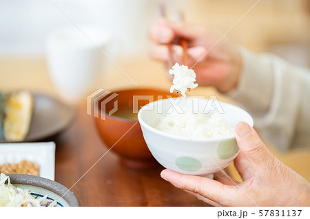 シニア 食事をするシニア女性の手元  おばあちゃん 57831137