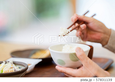 シニア 食事をするシニア女性の手元  おばあちゃん 57831139