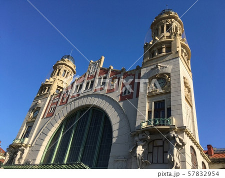 チェコ　プラハ　プラハ中央駅　駅舎アップ 57832954