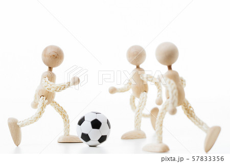 サッカー　スポーツ　フットボール　　サッカー選手 57833356