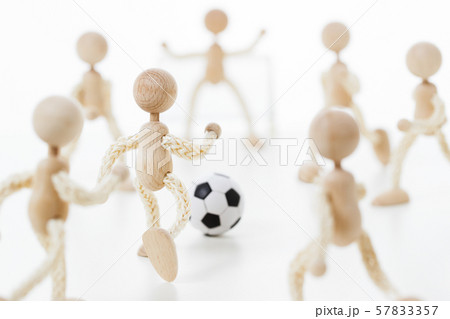 サッカー　スポーツ　フットボール　　サッカー選手 57833357