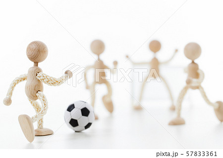 サッカー　スポーツ　フットボール　　サッカー選手 57833361