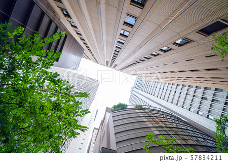 ビルの谷間から空を見上げる 丸の内 ビルの谷間から空を見上げる 丸の内 57834211