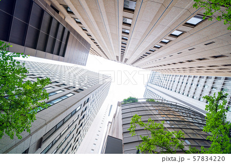 ビルの谷間から空を見上げる　丸の内 57834220