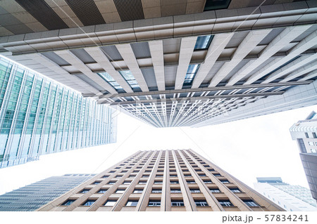 ビルの谷間から空を見上げる　丸の内 57834241