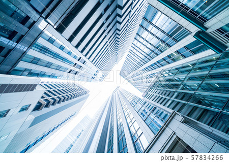 ビルの谷間から空を見上げる　丸の内 57834266