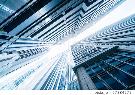 ビルの谷間から空を見上げる　丸の内 57834275