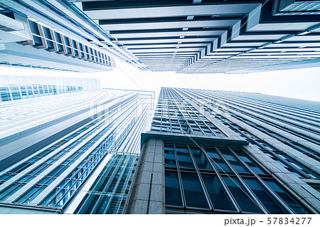 ビルの谷間から空を見上げる　丸の内 57834277