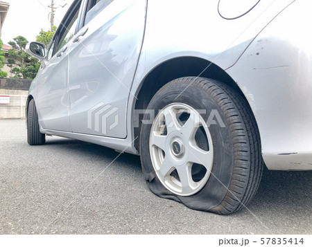 パンクした自動車の後輪 57835414
