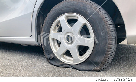 パンクした自動車の後輪 57835415
