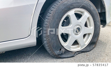 パンクした自動車の後輪 57835417