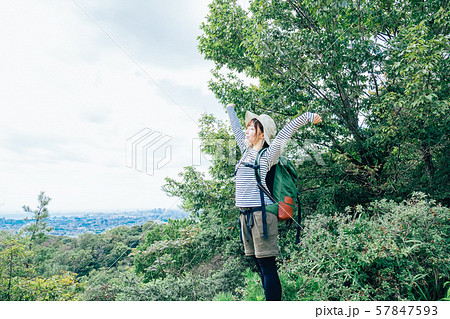 登山をする若い女性 57847593