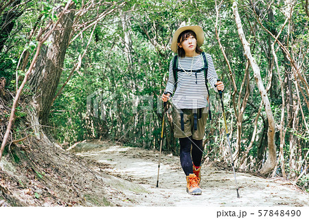 山登りをする若い女性 山登りをする若い女性 57848490
