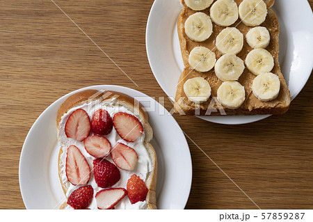 水切りヨーグルト苺サンドと、ピーナツバターバナナサンド 57859287