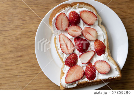 水切りヨーグルトと苺のサンドイッチ 水切りヨーグルトと苺のサンドイッチ 57859290