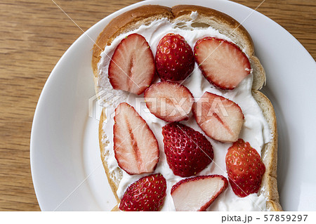 苺と水切りヨーグルトのサンドイッチ 57859297