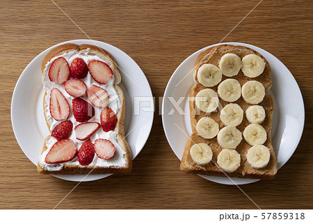 水切りヨーグルト苺サンドと、ピーナツバターバナナサンド 水切りヨーグルト苺サンドと、ピーナツバターバナナサンド 57859318