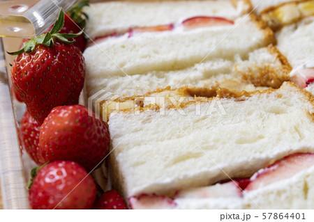 バナナサンドと苺サンドのお弁当 57864401