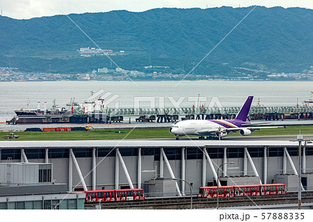 エアバスA380とウイングシャトル 関西国際空港 エアバスA380とウイングシャトル 関西国際空港 57888335
