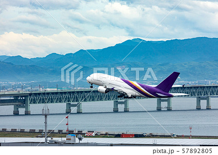 エアバスA380離陸 関西国際空港 エアバスA380離陸 関西国際空港 57892805