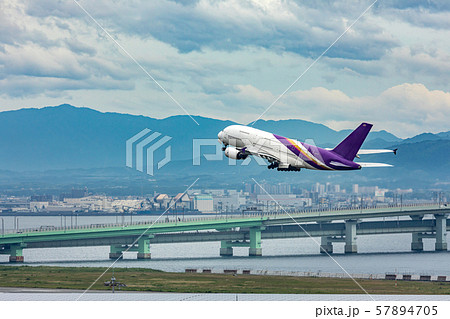 エアバスA380離陸 関西国際空港 57894705